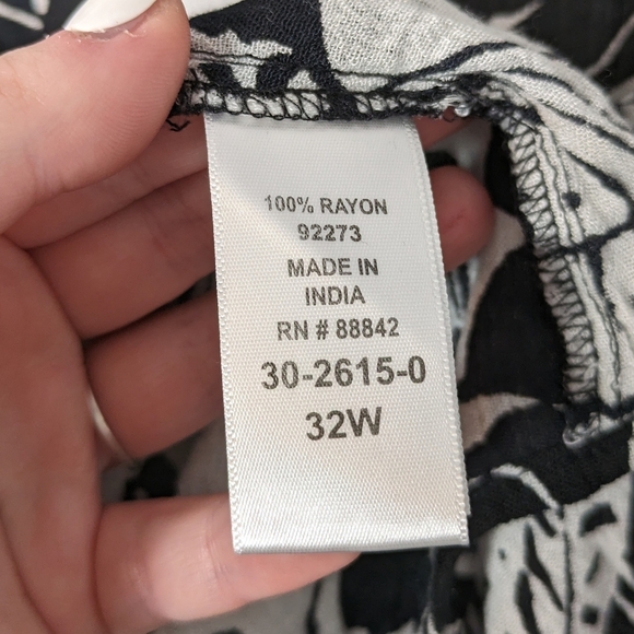 Roaman's Gauzy 100% Rayon Black & White Floral Print Button Down Tunic Size 32W - Picture 6 of 7